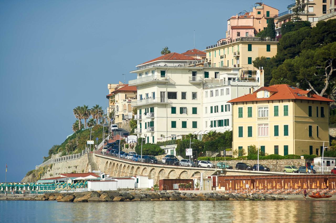 Hotel Corallo Imperia Exterior foto